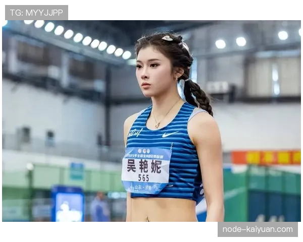 吴艳妮赛前涂睫毛膏的样子，真不像练田径的